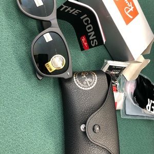 Ray ban wayfarer sunglasses. New in box